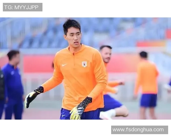 卷毛足球明星身穿绿衣服展现风采引发球迷热议与关注